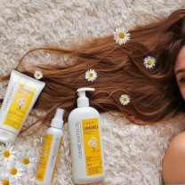 Gama camomila de cleare institute junto el pelo de una chica