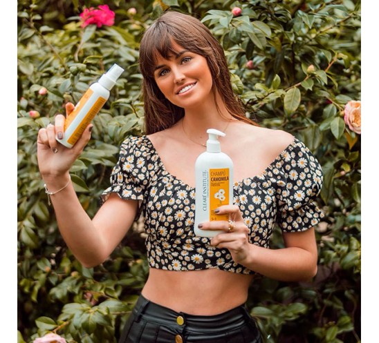 Modelo con el champú y el spray camomila
