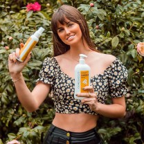 Modelo con el champú y el spray camomila