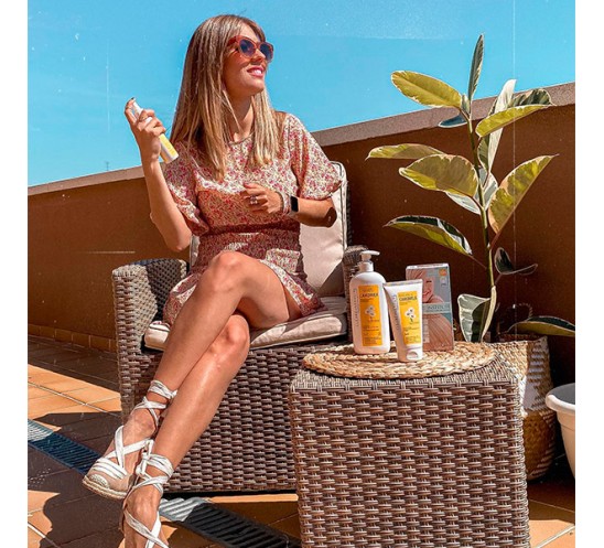 Modelo 2 junto al champú y spray de camomila