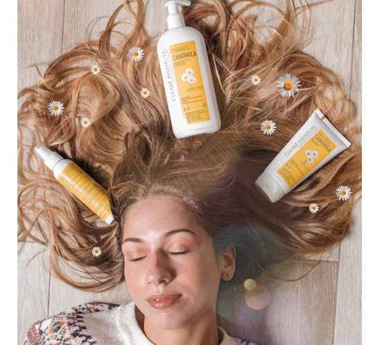 Modelo con la gama completa de camomila de cleare institute sobre el pelo