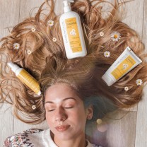 Modelo con la gama completa de camomila de cleare institute sobre el pelo