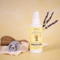 Bodegón con el aceite de masajes de elifexir baby care