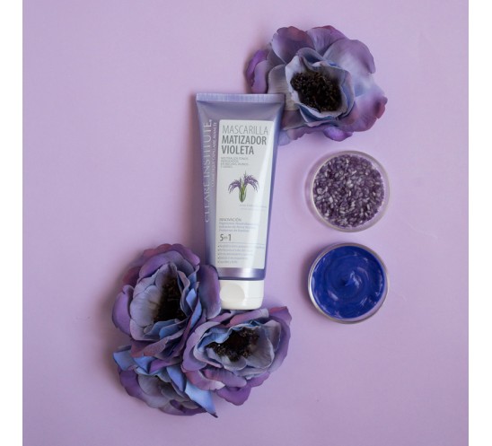 Mascarilla matizadora violeta junto a ingredientes