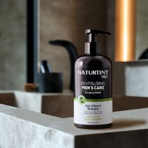 Champú para cabello y barba en el baño