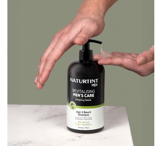 Hombre aplicando el champú de naturtint men