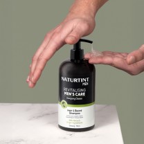 Hombre aplicando el champú de naturtint men
