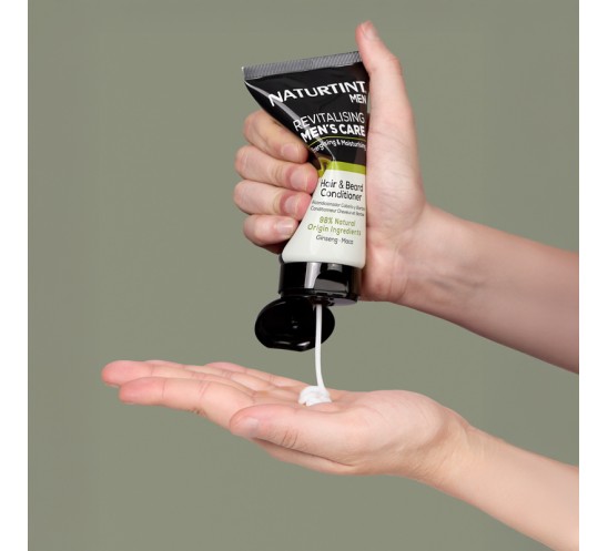 Hombre aplicando el champú de naturtint men