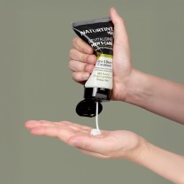 Hombre aplicando el champú de naturtint men