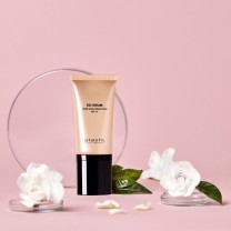 DD Cream junto con flores