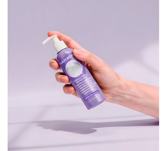 CC Cream matizador violeta en mano
