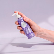 CC Cream matizador violeta en mano