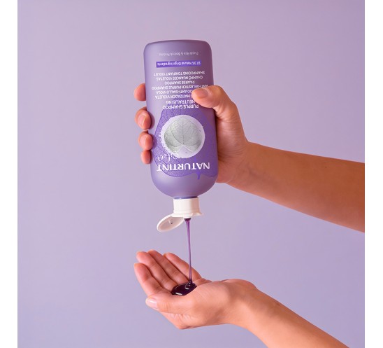 Champú matizador violeta textura en  mano