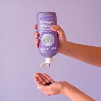 Champú matizador violeta textura en  mano
