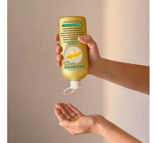 Champú Hyaluronic Nature textura en mano