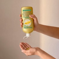 Champú Hyaluronic Nature textura en mano