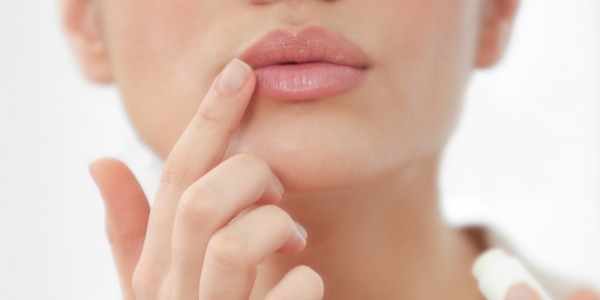 ¿Cómo reparar los labios secos y agrietados por el frío?