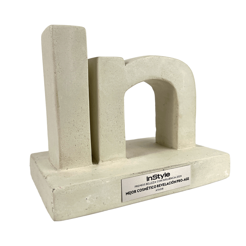 L'Essenza Eterna de Atashi fue galardonada como mejor producto Pro-Age Breakthrough Cosmetic en los premios organizados por la revista Instyle.