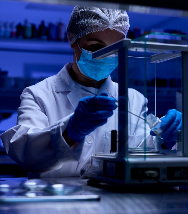 Técnico del Laboratorio trabajando en la formulación